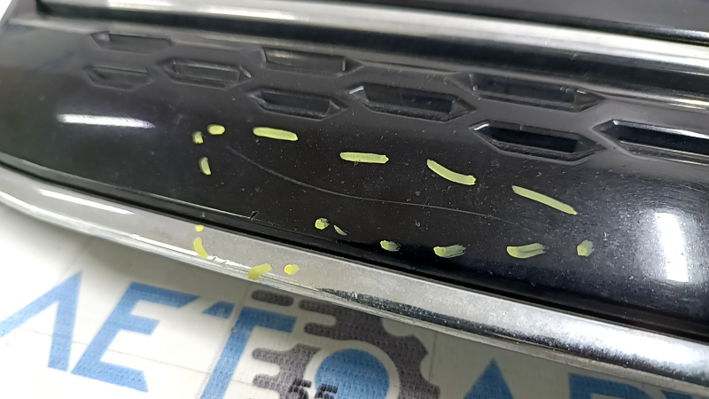 Radiator grille with Mitsubishi Outlander 22-26 emblem, chrome moldings with seals