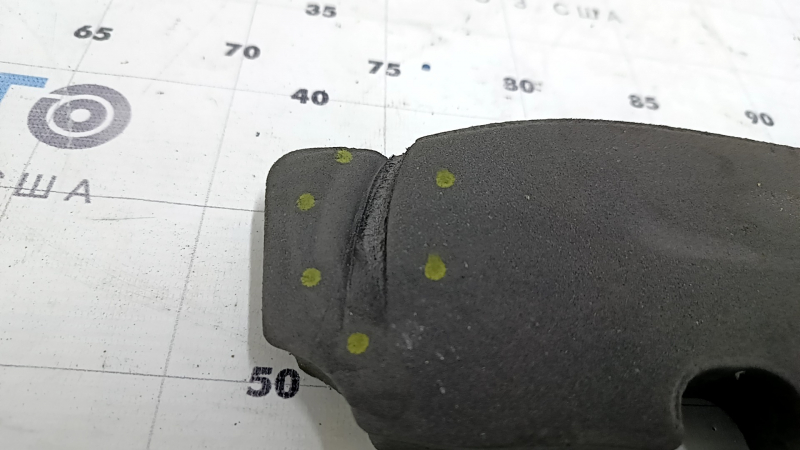 The left door-wing seal of the Mitsubishi Outlander 22-26 is dented and torn.