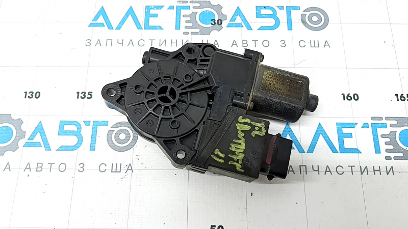 The front left window lift motor of a Hyundai Santa FE 21-23 is covered in soot.