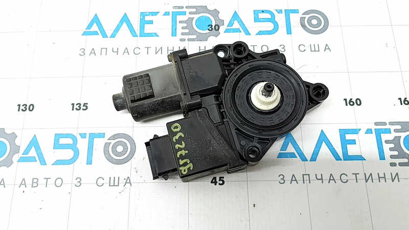 The front left window lift motor of a Hyundai Santa FE 21-23 is covered in soot.