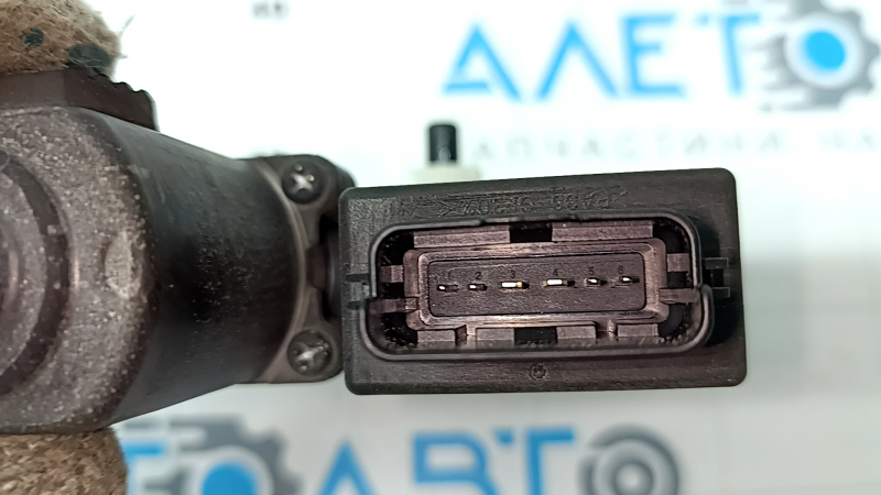The front left window lift motor of a Hyundai Santa FE 21-23 is covered in soot.