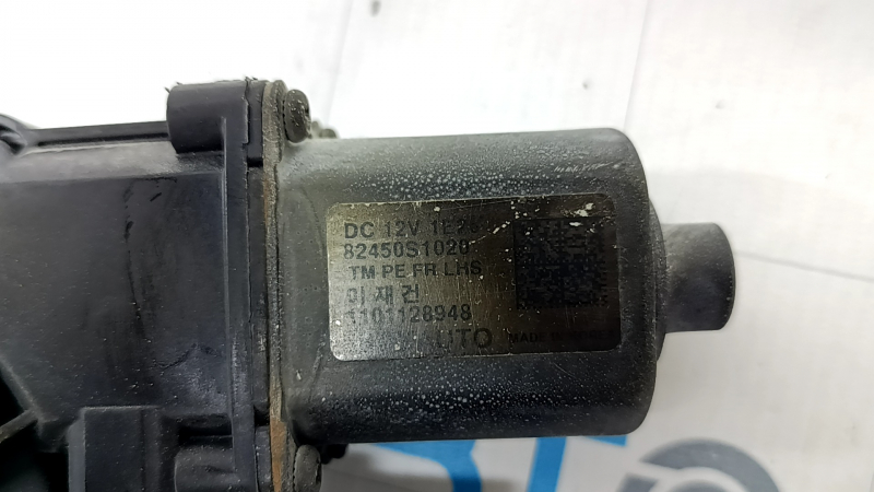 The front left window lift motor of a Hyundai Santa FE 21-23 is covered in soot.
