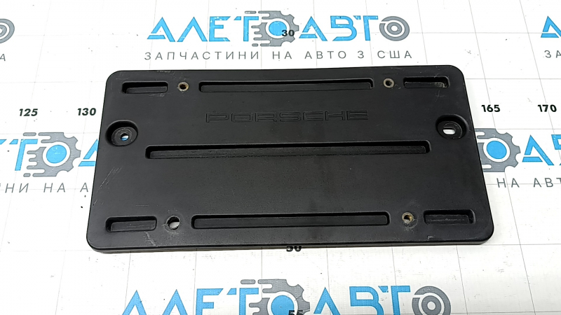 The platform under the number of the trunk door of the Porsche Cayenne 19-23 is missing the insert, scratches
