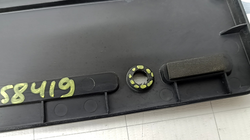 The platform under the number of the trunk door of the Porsche Cayenne 19-23 is missing the insert, scratches