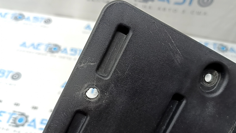 The platform under the number of the trunk door of the Porsche Cayenne 19-23 is missing the insert, scratches