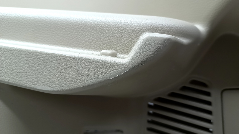 Right Nissan Rogue 17-20 fender flare, beige, for 2 rows, with trim and caps, scratches
