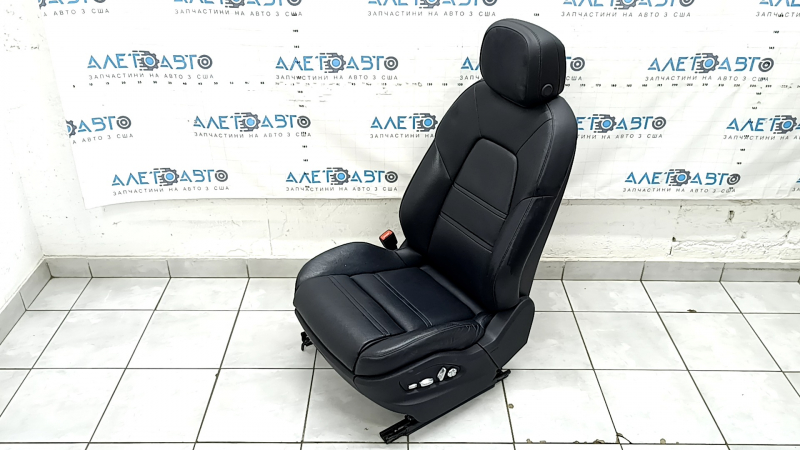 Driver's seat for a Porsche Cayenne 19-23 with airbag, electric, heated, ventilated, black leather with perforation, Comfort, dented, scratches on the back, needs cleaning