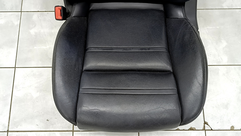 Driver's seat for a Porsche Cayenne 19-23 with airbag, electric, heated, ventilated, black leather with perforation, Comfort, dented, scratches on the back, needs cleaning