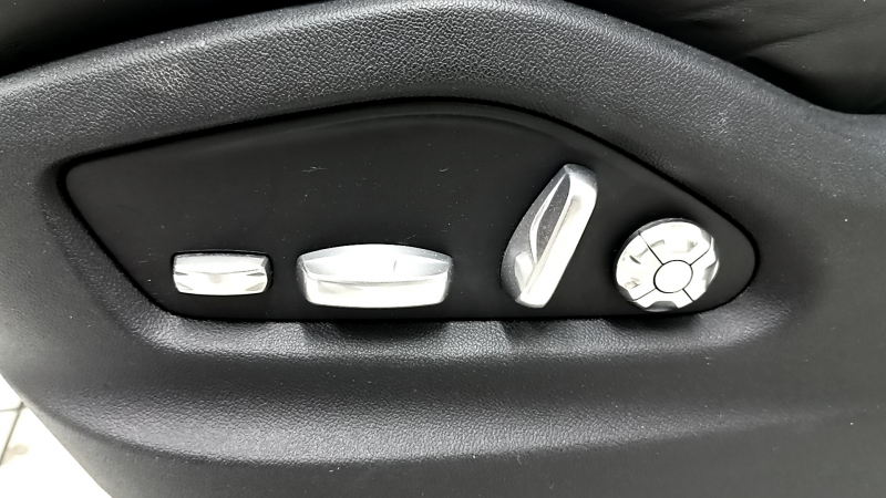 Driver's seat for a Porsche Cayenne 19-23 with airbag, electric, heated, ventilated, black leather with perforation, Comfort, dented, scratches on the back, needs cleaning
