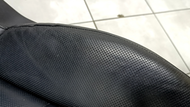 Driver's seat for a Porsche Cayenne 19-23 with airbag, electric, heated, ventilated, black leather with perforation, Comfort, dented, scratches on the back, needs cleaning