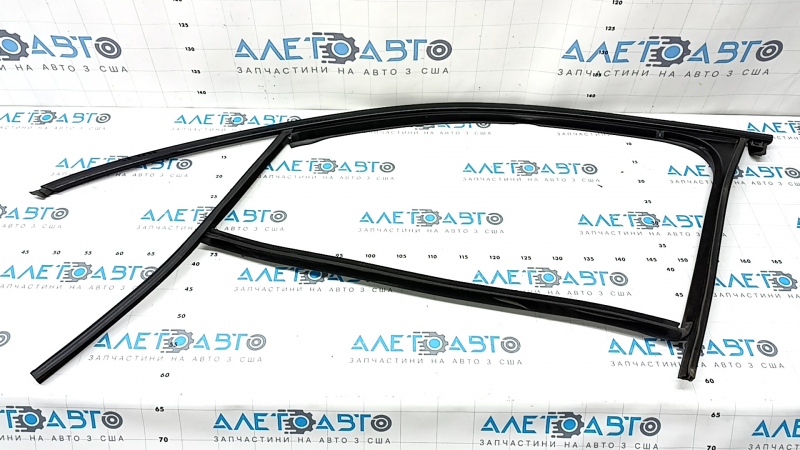 Glass seal with molding for the front left door of a Porsche Cayenne 19-26, gloss black
