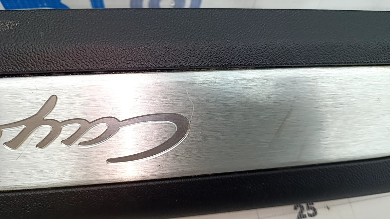 Right door sill trim for Porsche Cayenne 19-26, black, with Cayenne inserts, scratches