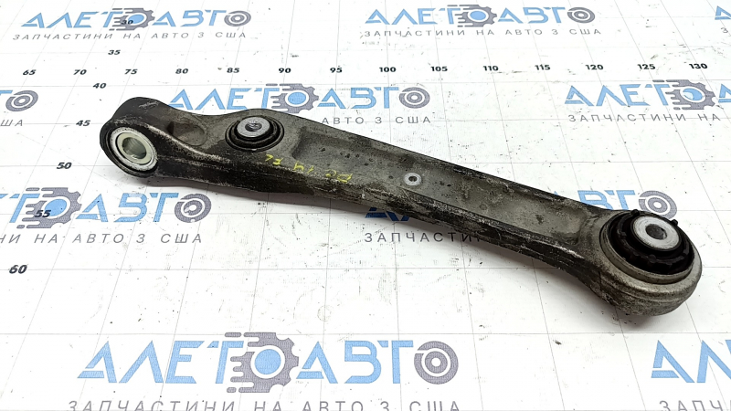 The lower front left control arm of a 19-26 Porsche Cayenne has a torn silent block.