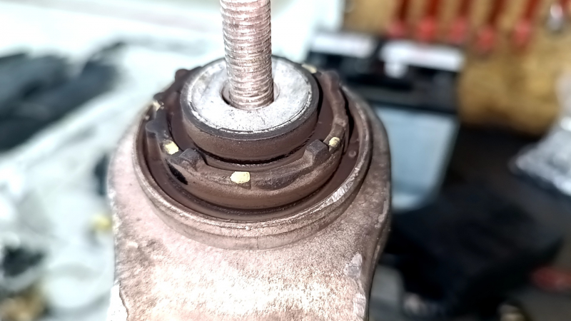 The lower front left control arm of a 19-26 Porsche Cayenne has a torn silent block.