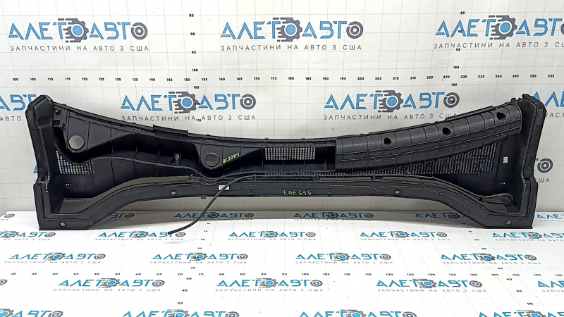 Plastic windshield wiper grille for Kia Sportage 17-22, without nozzles and seals, scratches