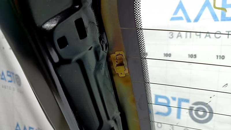The trunk door is bare with glass, Nissan Rogue Sport 17-22 black G41, scratches on the glass.