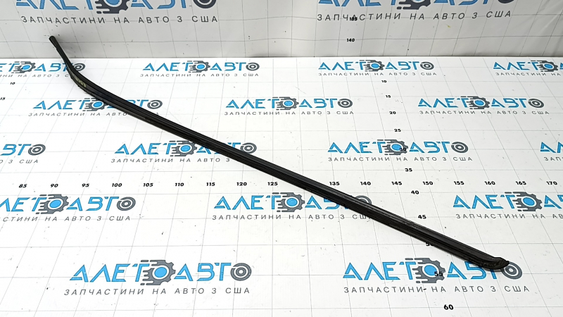 Right Ford Edge windshield molding with 15-24 scratches