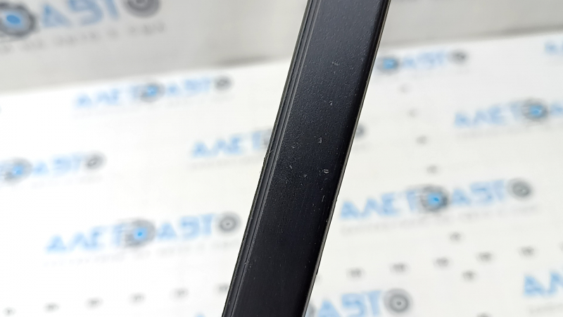 Right Ford Edge windshield molding with 15-24 scratches