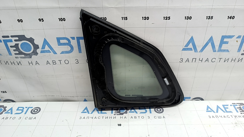 Rear right window with blind glass, Nissan Rogue Sport 17-22, scratches on chrome