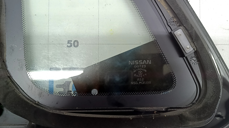 Rear right window with blind glass, Nissan Rogue Sport 17-22, scratches on chrome