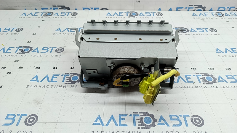 Passenger airbag in the dashboard of the Nissan Rogue Sport 20-22