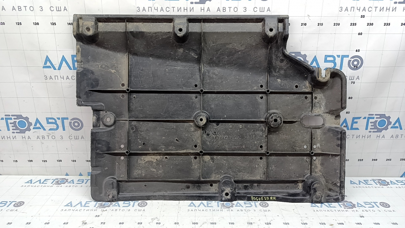 The right underbody protection of the Nissan Rogue Sport 17-22 is worn.