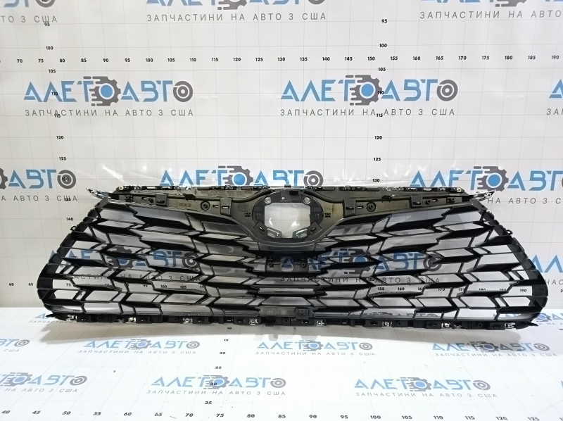 Toyota Highlander 20-24 grille for the camera without emblem, gloss black with chrome molding
