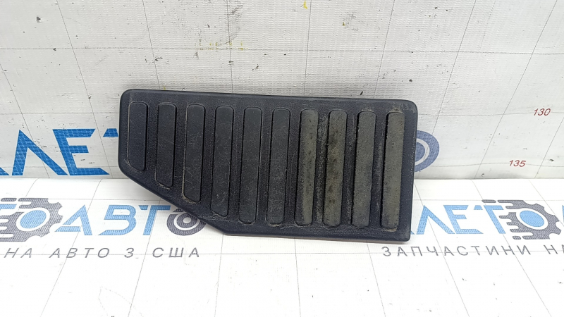 The driver's footrest for the Ford Edge 15-24 is black, the fasteners are broken, and it is worn.