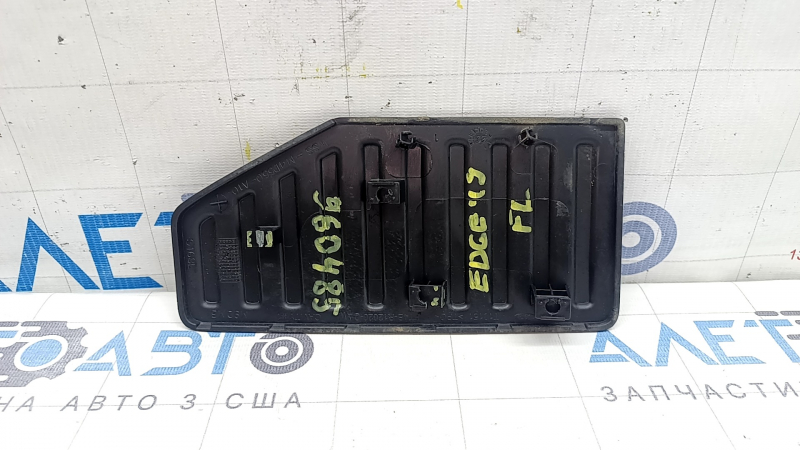 The driver's footrest for the Ford Edge 15-24 is black, the fasteners are broken, and it is worn.