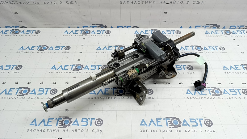 The steering column of the Audi A6 C7 12-18 with electrical adjustment is rusty.