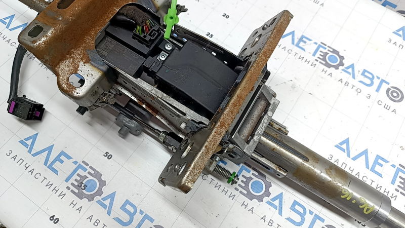 The steering column of the Audi A6 C7 12-18 with electrical adjustment is rusty.