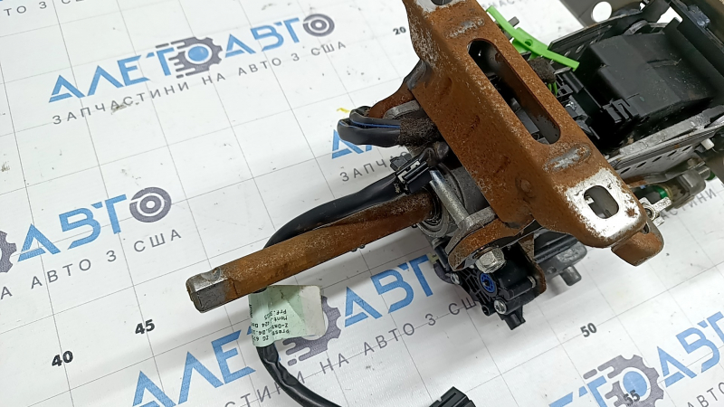 The steering column of the Audi A6 C7 12-18 with electrical adjustment is rusty.