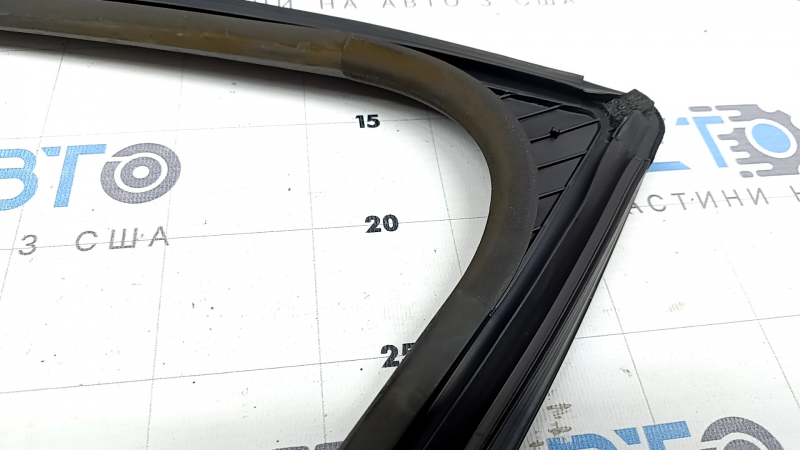 The front right door glass seal of a Hyundai Tucson 22-26 is covered in soot.