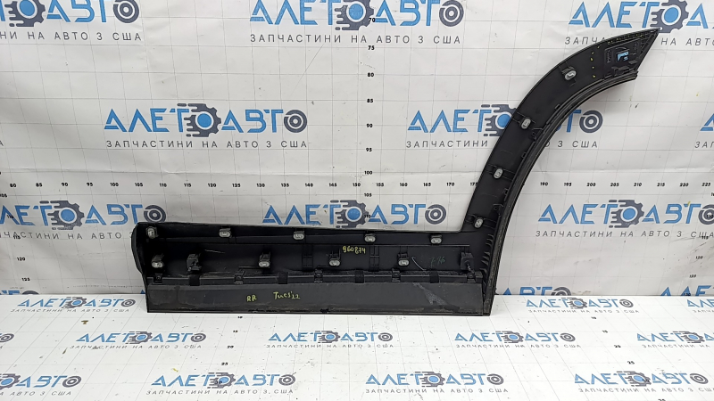 Hyundai Tucson 22-26 lower rear right door trim, bracket came loose