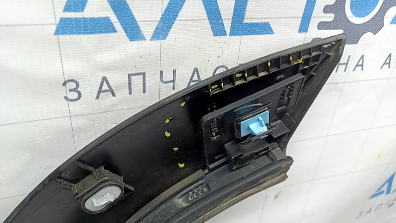 Hyundai Tucson 22-26 lower rear right door trim, bracket came loose