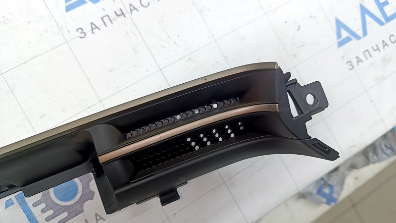 Left front panel trim with air vent deflector for Hyundai Tucson 22-26, black, scratched, sooty