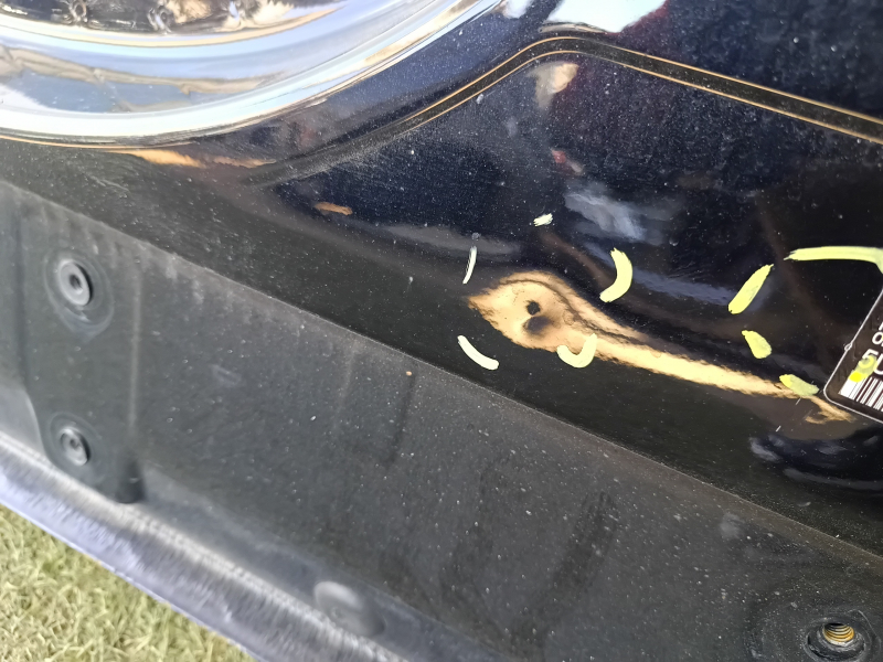 The central left body pillar of the BMW X5 G05 19-26 is sawn off, the butts