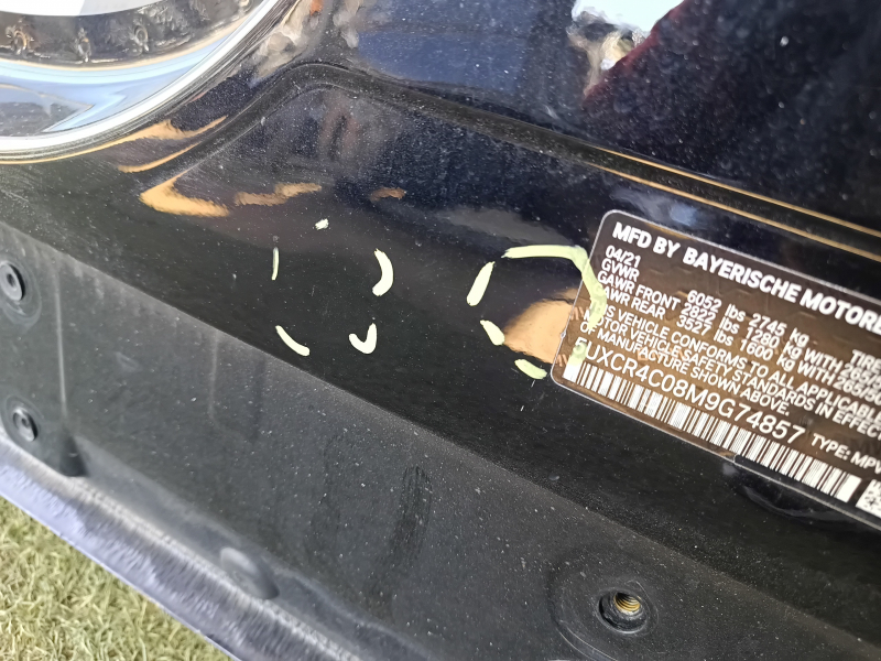 The central left body pillar of the BMW X5 G05 19-26 is sawn off, the butts
