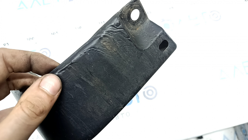 The rear right mudguard of a Hyundai Tucson 22-26 is melted.