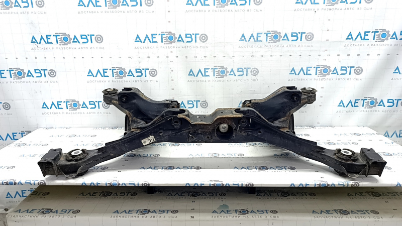 The rear subframe of a Honda CRV 20-22 hybrid is rusty, with microcracks in the transmission.