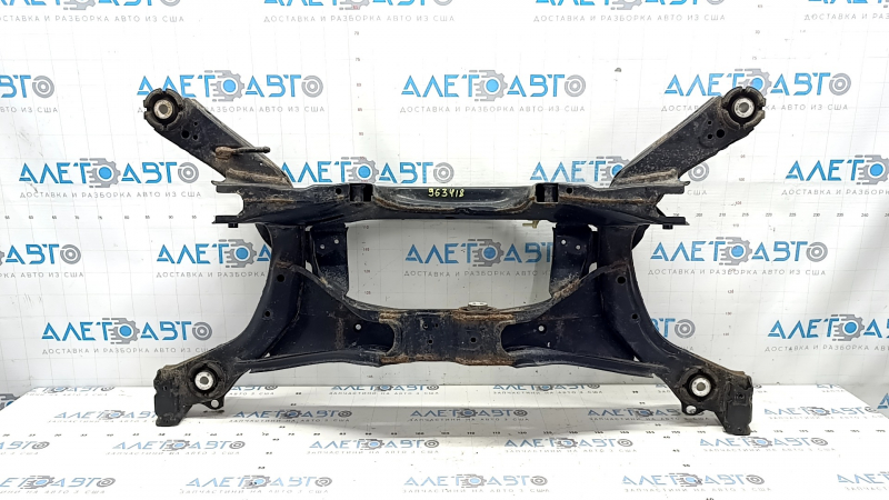 The rear subframe of a Honda CRV 20-22 hybrid is rusty, with microcracks in the transmission.
