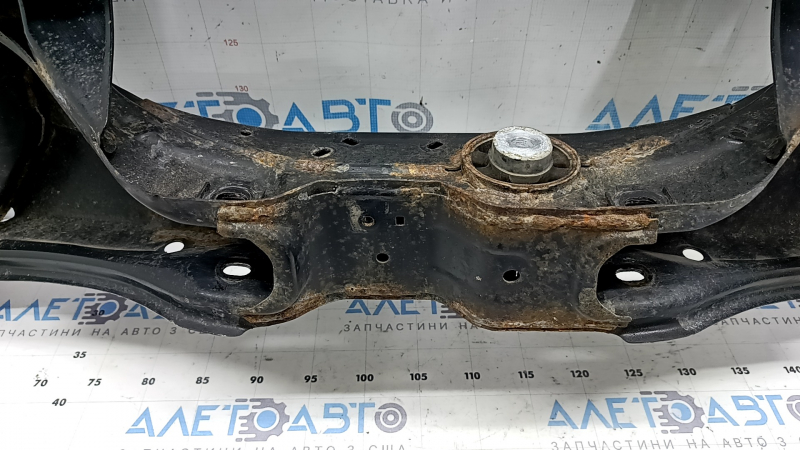 The rear subframe of a Honda CRV 20-22 hybrid is rusty, with microcracks in the transmission.