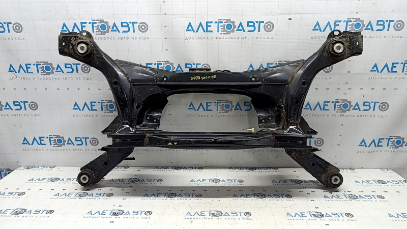 The rear subframe of a Honda CRV 20-22 hybrid is rusty, with microcracks in the transmission.