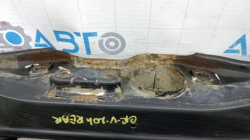 The rear subframe of a Honda CRV 20-22 hybrid is rusty, with microcracks in the transmission.