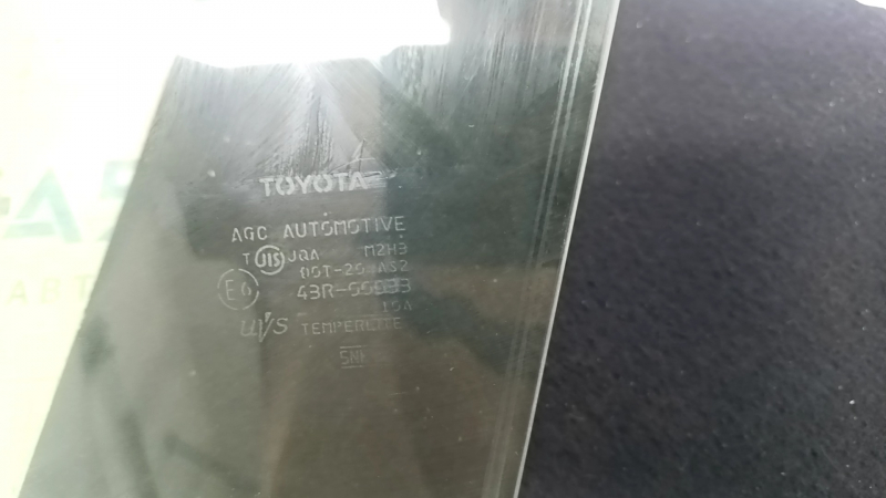 Toyota Prius 30 10-15 front right door glass, yellow tint