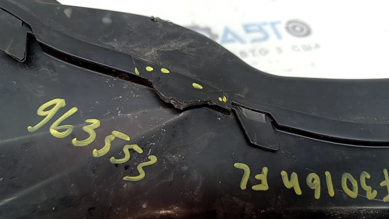 The left brake cooling duct for a BMW 3 F30 12-18 has a broken mount.