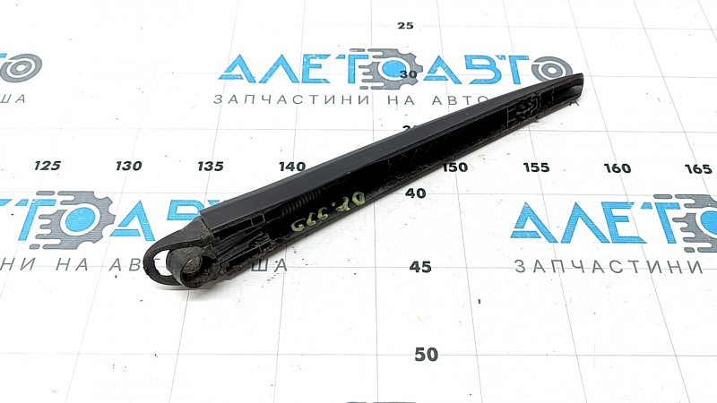 The rear wiper arm on a Mercedes GLC 20-22 has a broken mount.