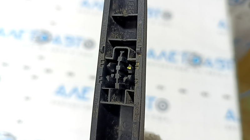 The rear wiper arm on a Mercedes GLC 20-22 has a broken mount.
