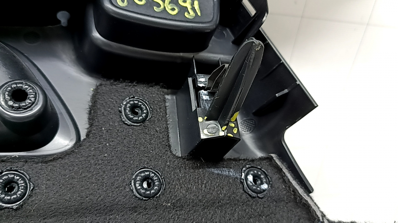 Right arch trim for Mercedes GLC 20-22 under electric door, black, without trim, dented guides, scratches, needs dry cleaning, missing fragment