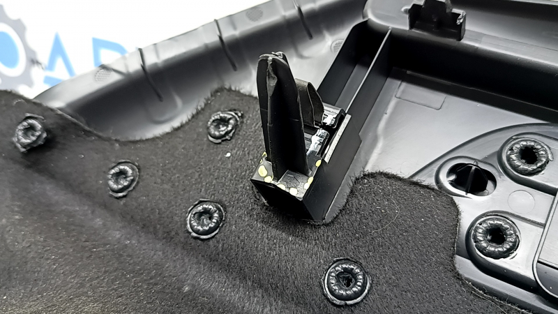 Right arch trim for Mercedes GLC 20-22 under electric door, black, without trim, dented guides, scratches, needs dry cleaning, missing fragment